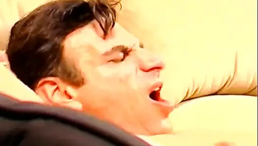 Sexy schätzchen bekommt ihre enge muschi hart auf der couch gefickt