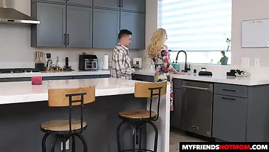 Alexis malone lässt den freund des stiefsohns eine MILf erleben