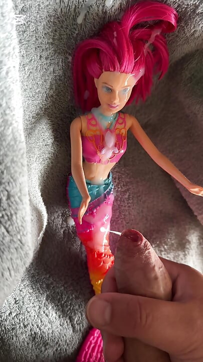 Svršavanje na Barbie Sirena lutku