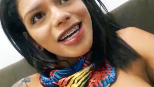 Dễ thương mỉm cười latina lớn vòi nước tgirl cumshot trực tuyến