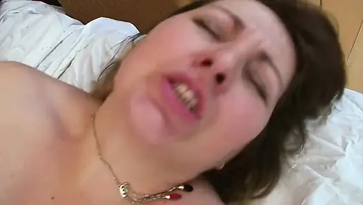 Schöne und sexy kurvige frau mit riesigen dicken titten genießt es, mit seinem harten schwanz zu spielen, lutscht und leckt