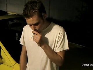 Homo-tiener streelde zijn kloppende pik terwijl ze een sigaret rookte