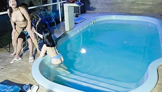 Suçüstü yakalandı! İki esmer apartmanın havuzunda mastürbasyon yaparken yakalandı