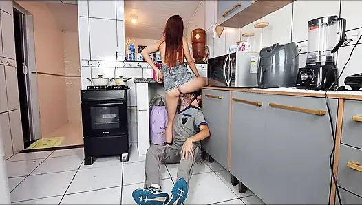 Evli kadın külotsuz tesisatçı oluyor ve onu takılıyor!