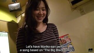 Owłosiona japońska żona uwielbia hotelowe karaoke singalong z seksem