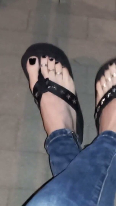 Me corro en la calle al ver mis pies | Clip 1