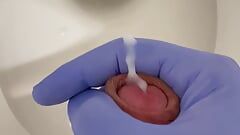 Doktor szarpie się lateksowymi rękawiczkami w toalecie w szpitalu