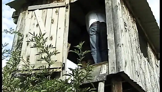 Две шлюшки жестко берут в жопу