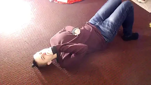 Menyemprotkan bersin di punggung