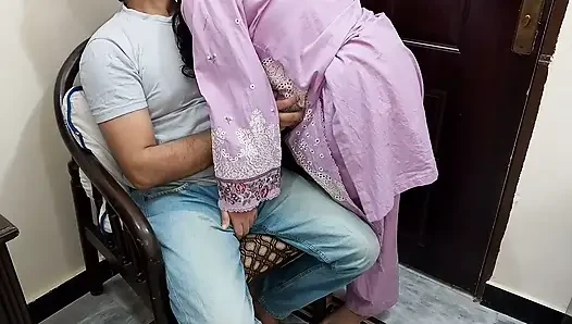 Üvey kız kardeş yanlışlıkla yarağa oturuyor - Hintçe ses