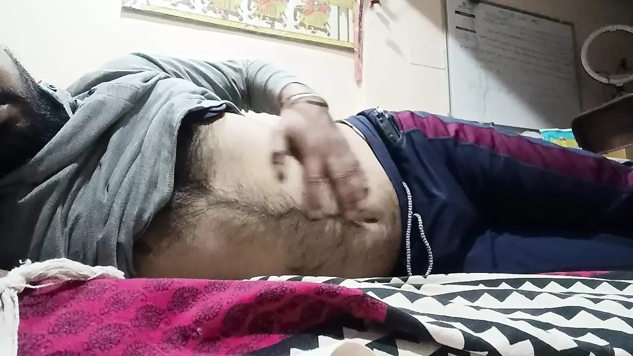 Budak muda india desi lelaki berbulu dengan melancap solo