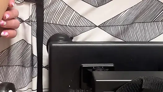 Gırtlağına kadar alıyor ve sakso çekiyor - bdsm