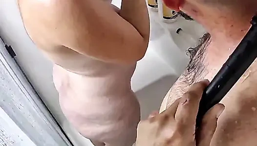 Dusch-Überraschungs-blowjob für ehemann
