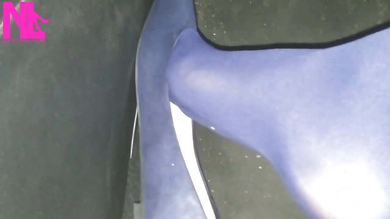 Dangling dan Shoeplaying dalam pantyhose biru dan flat biru di Stesen Minyak