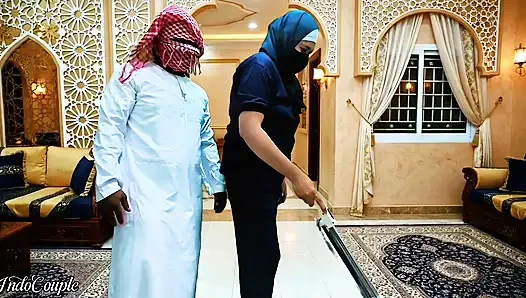 Красивая мусульманка в хиджабе хочет, чтобы я трахнул крошечный член домашней горничной в Саудовской Аравии