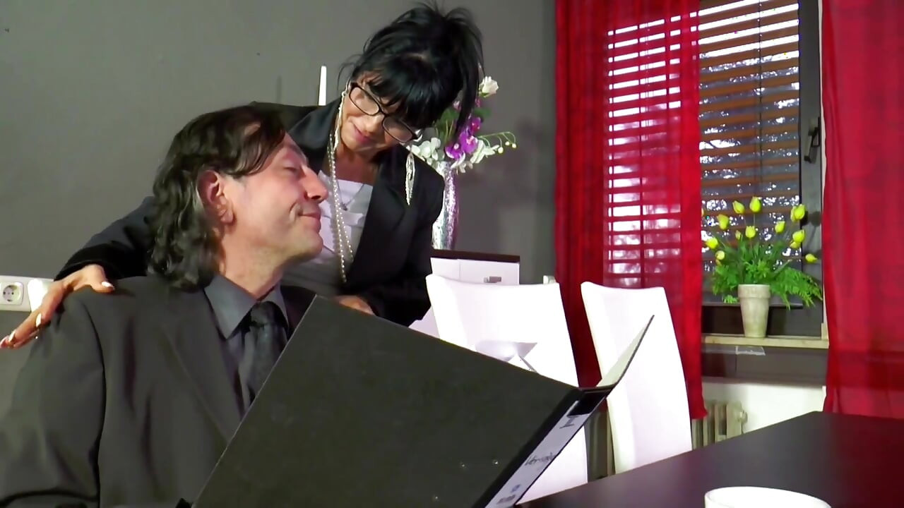 Büyük memeli dövmeli orta yaşlı seksi kadın geniş ıslak amından sikiliyor