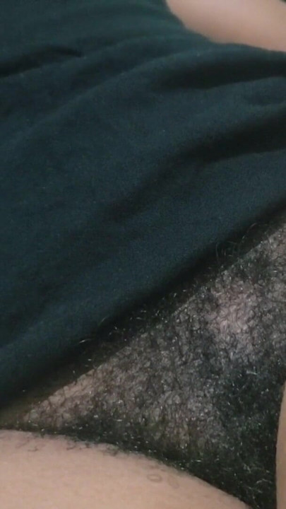 Coño peludo provoca sensual con culo natural, energía íntima suave y una experiencia profundamente inmersiva | Clip 1