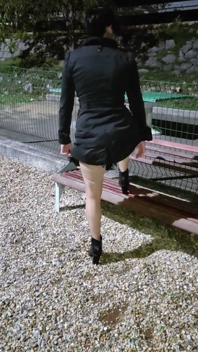 스타킹과 코트를 입은 배다른엄마가 그네를 스와핑하고 엉덩이에 엉덩이를 보여줌 | 클립 1