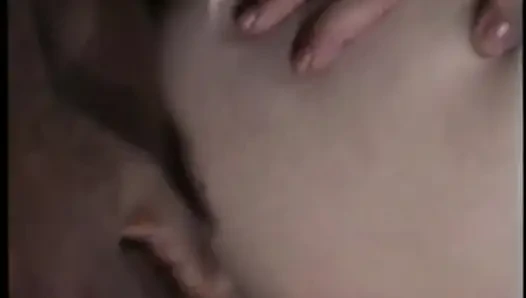 Genç sevimli sarışın Peacherino iyi asılı siyah delikanlı sert yarağıyla kıllı amını parçalarken eğleniyor