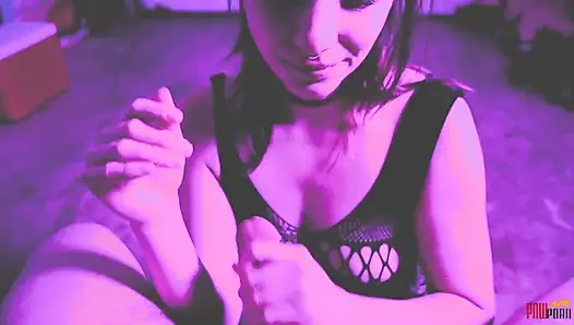 Gefangene schlampe gedrängt, um sich zu strippen und entführer zu lutschen