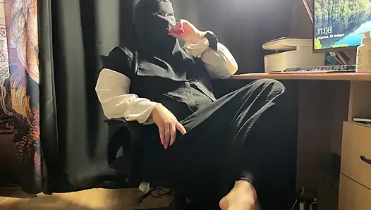 Faslı orta yaşlı seksi kadın bacaklarını açıyor ve amına ateşli döl alıyor