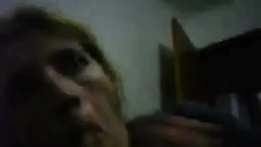 Azgın sevimli sarışın evli kadın yarak emiyor ve ağzına boşaltıyor