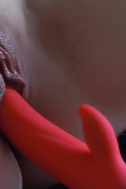 Si sditalina una stretta figa bagnata con un dildo rosso