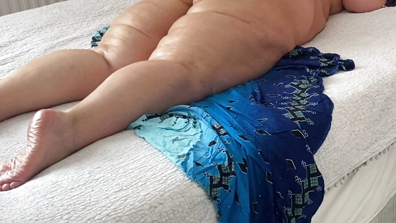 Juicy Ass Milf loves Watching BBC Nut. British Cougar Milf next door plays with Hard BBC. Interracial