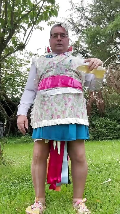 Kertész ruhában, hogy pisi zuhanyozzon palackokkal