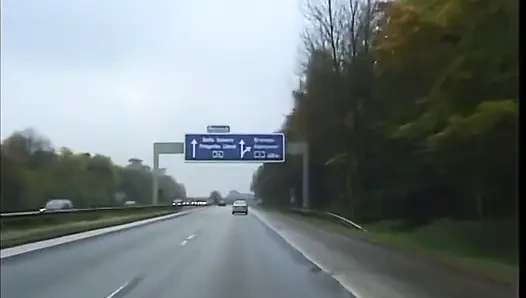 Schönes blondes küken befriedigt zwei schläger