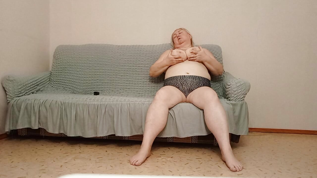 Buurvrouw masturbeert voor de camera voor fans