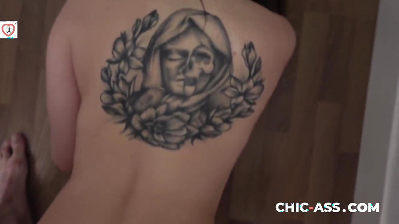 火辣的棕髮拉丁女和來自西班牙的成熟男人