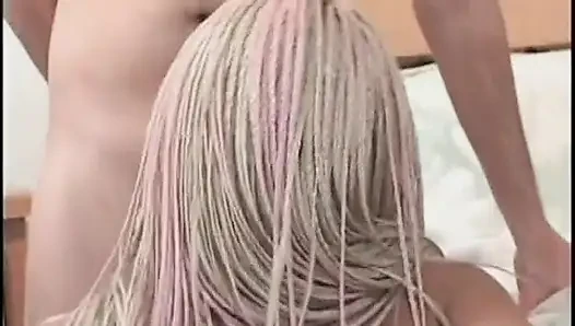 Cewek sange rambut pirang lagi asik nyepong kontol berdenyut