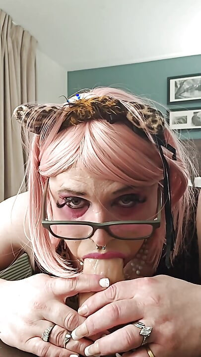 I wish this was a real one Xysishe suck on dildo