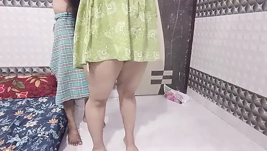 Üvey kız kardeş ko banyo mein choda anne aane wali hai yüze boşalma Hintçe ses