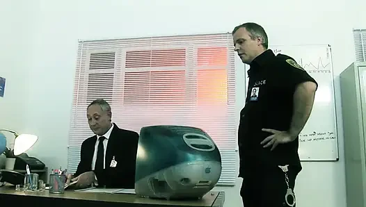 Tombul göçmen memurların yarakları için sığınma istiyor