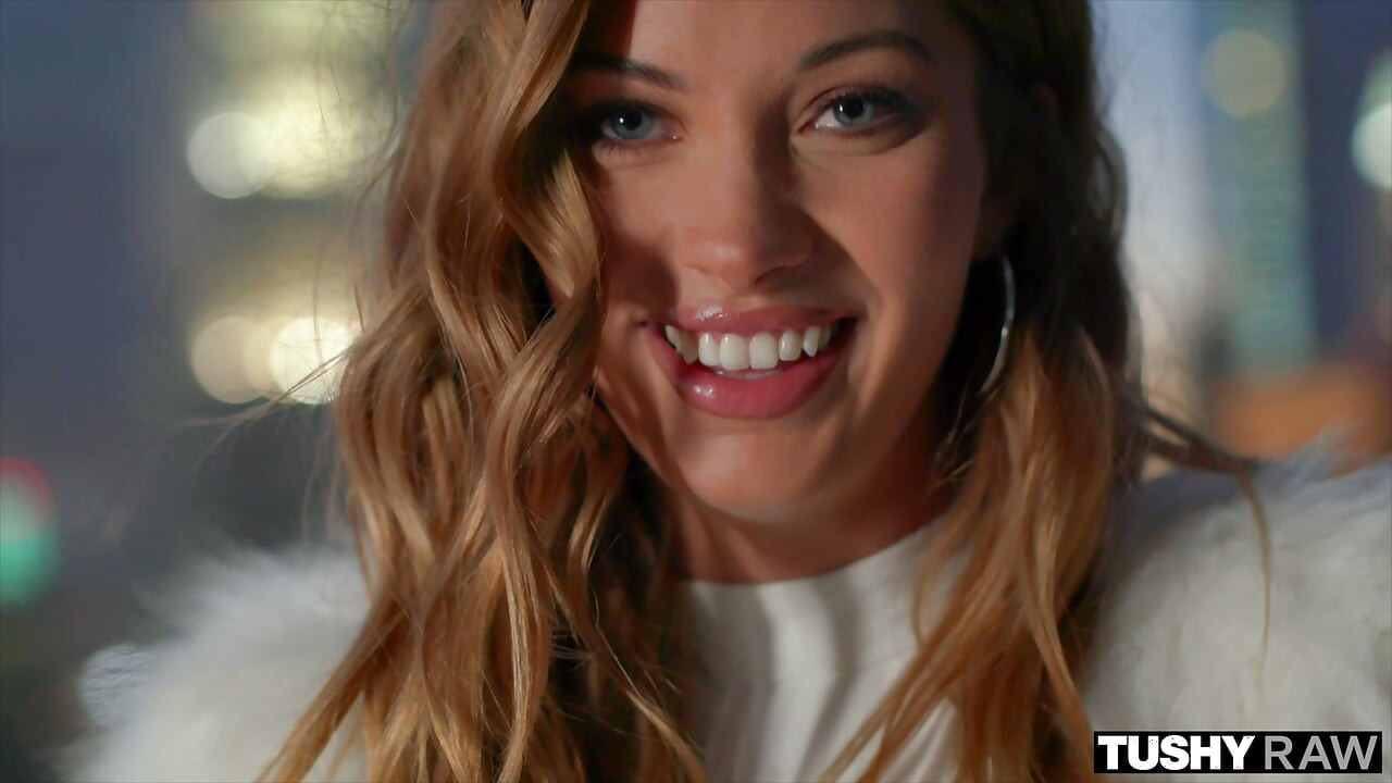 TUSHYRAW La zorra perfecta Leah Winters se deja estirar el agujero y presume sus hermosos ojos