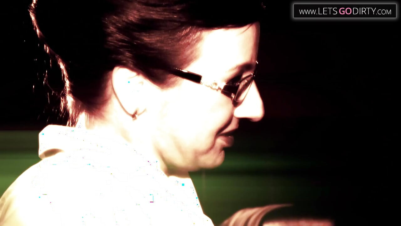 Skinny girl finger fucks herself after getting horny in photoshoot