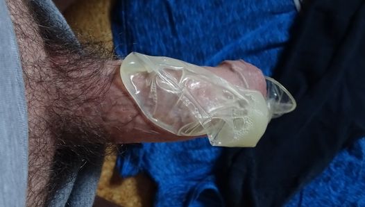 Éjaculation dans un préservatif usagé - le sperme d'un autre homme sur mes couilles