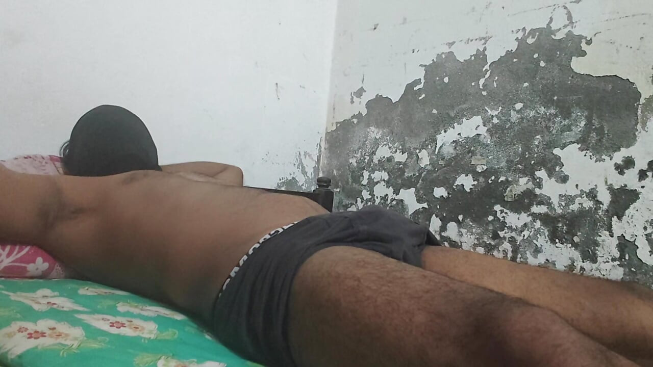 Hermanastra en la ley está completamente desnuda y quiere follar