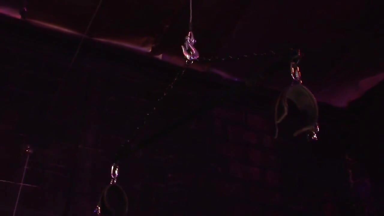 पोल से बंधा हुआ और ऐसे कोड़े मारे जैसे पहले कभी नहीं थे