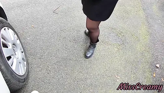Засвет хуя - я вытаскиваю свой член перед горячей девушкой между автомобилями на улице, и она помогает мне кончить - настоящие очень рискованно