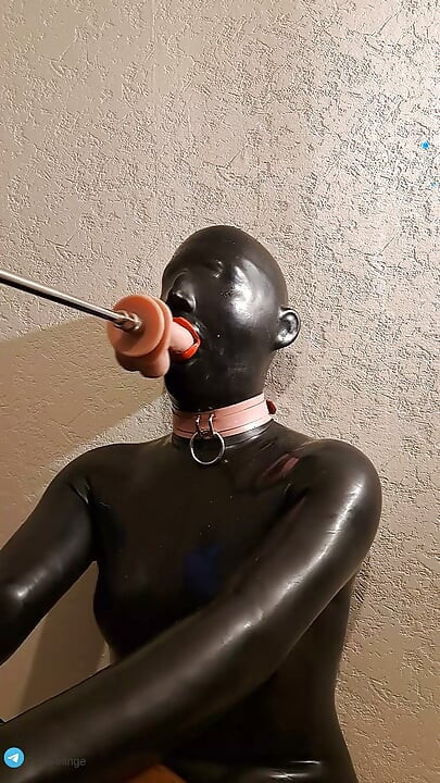Huấn luyện búp bê ngậm sâu họng với mặt nạ silicone