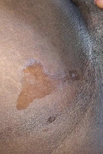 Cinq doigts dans la chatte humide et juteuse qui a besoin d’une grosse bite