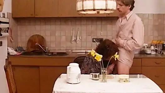 Reife deutsche dame am esstisch geleckt