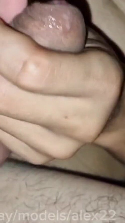 “继父发现了我的Faphouse，我不得不在没有避孕套的情况下给自己精子！