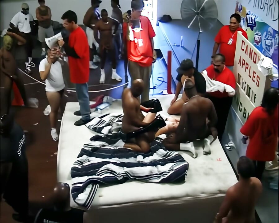 Pesta seks - pantat bahenol cewek semok kulit hitam di-gangbang sama kontol raksasa pria kulit hitam