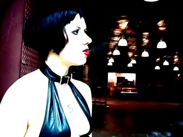 Chicas dominatrix cachondas encuentran a una puta con enormes tetas mientras se sujetan los pezones - (El video no tiene audio pero música)