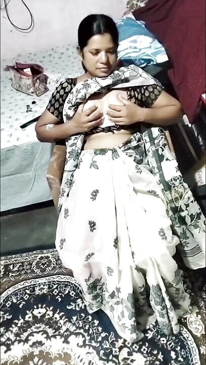 Desi mengangkat sari untuk membuka memek