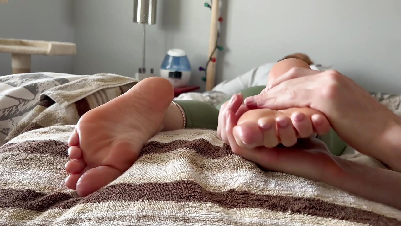 Stiefmoeders zachte romige zolen wachten op een massage als papa niet thuis is
